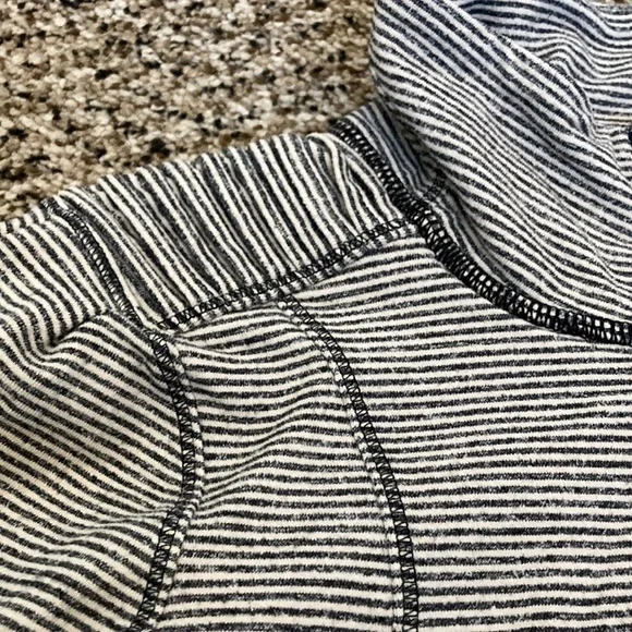 Lululemon 🍋 Base runner 1/2 zip pullover black/white with mesh detail sz 6 - Picture 3 of 7